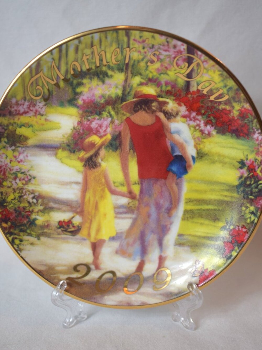 2009 Avon Walking With Loved Ones Mother's Day 5 inch Plate With Gold Trim